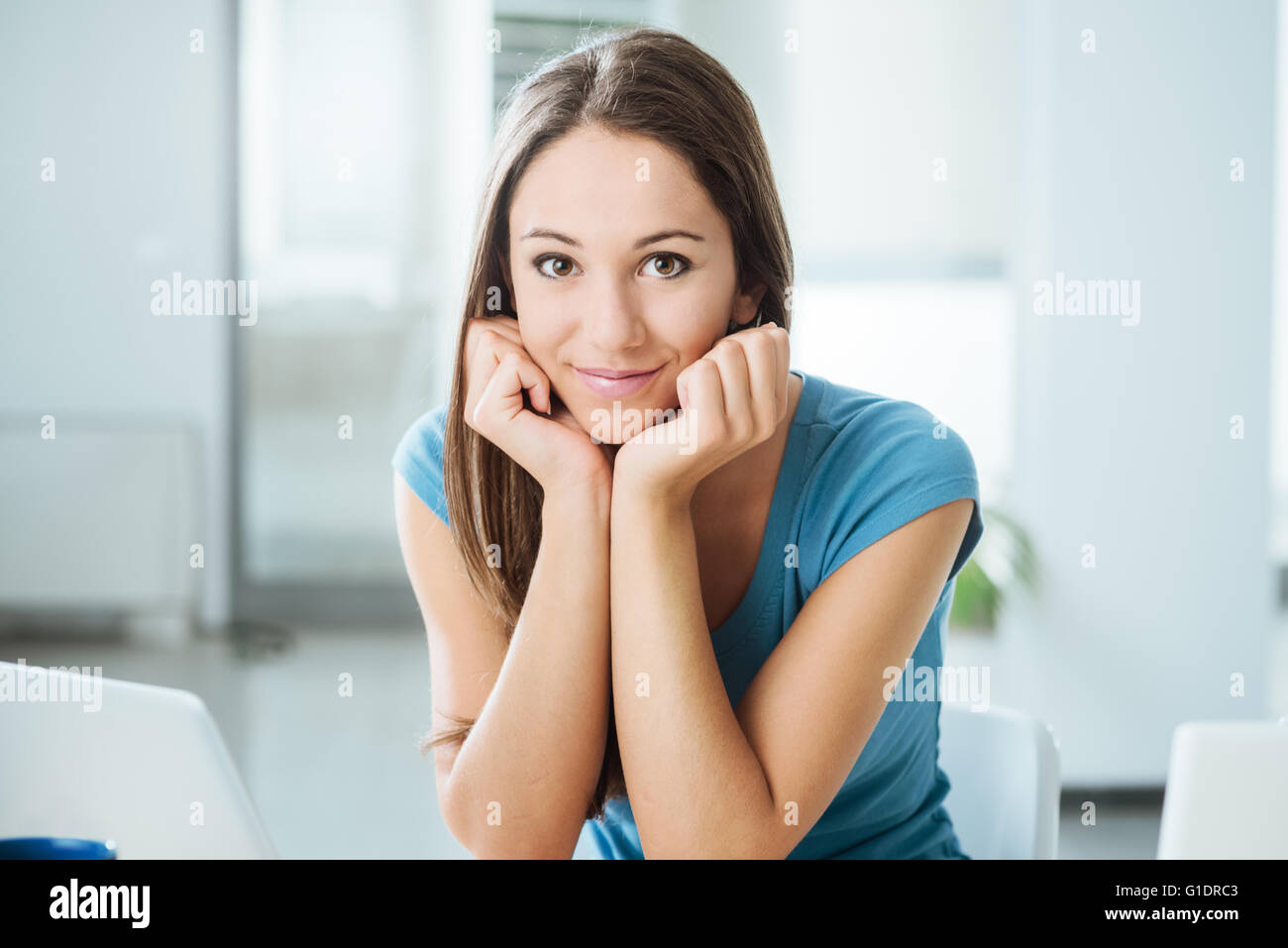 девушка в пижаме сидит. She was sitting smiling. галина дубененко босиком. She was sitting smiling. She was sitting smiling.