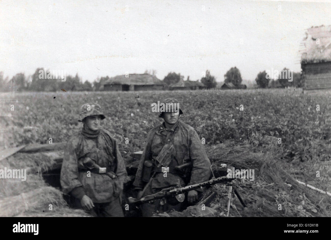 Waffen SS Machine Gunners MG34 in Camouflage smocks on the Eastern Front 1941 Stock Photo