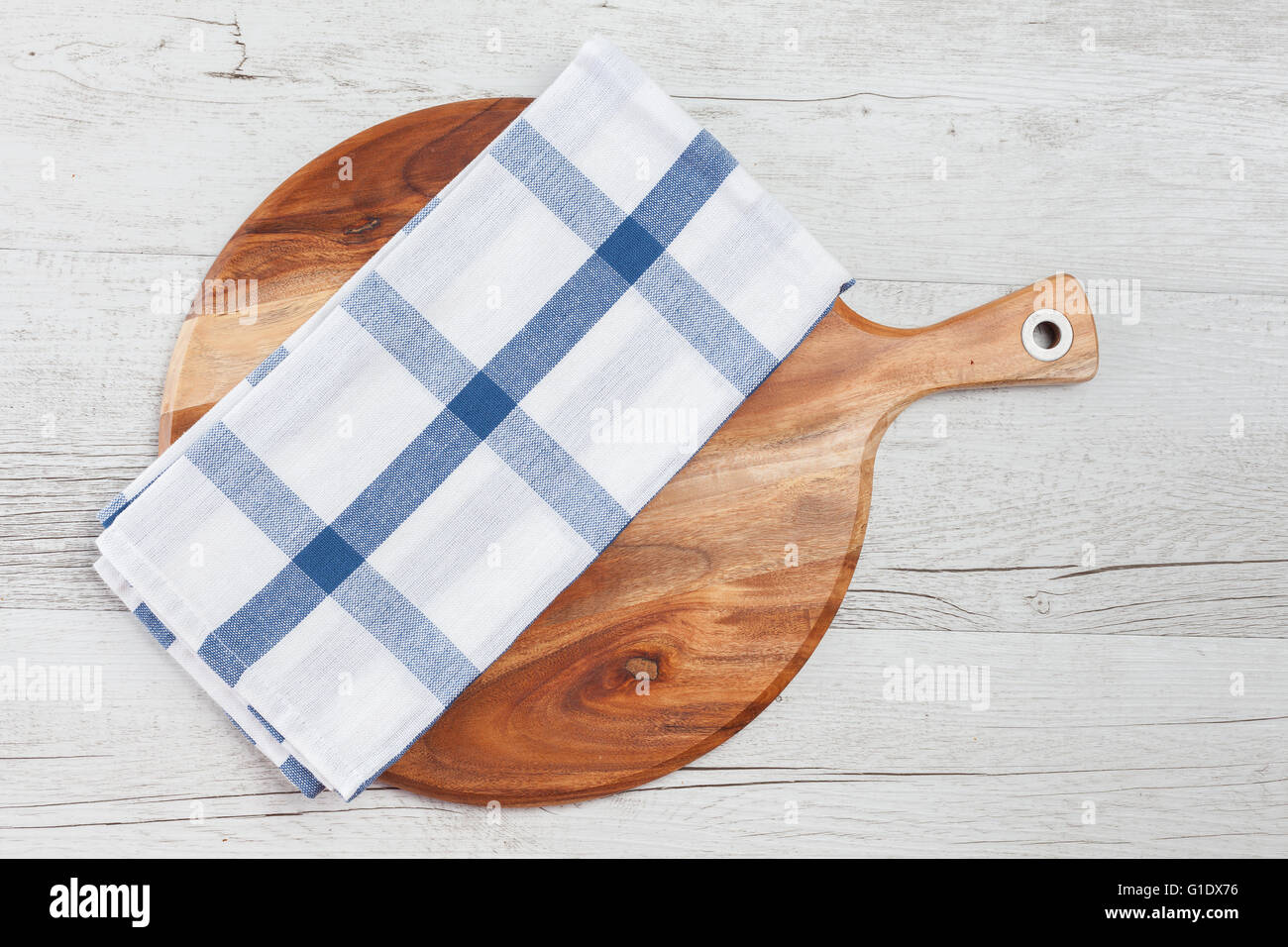 https://c8.alamy.com/comp/G1DX76/checkered-white-blue-kitchen-towel-on-round-cutting-board-top-view-G1DX76.jpg