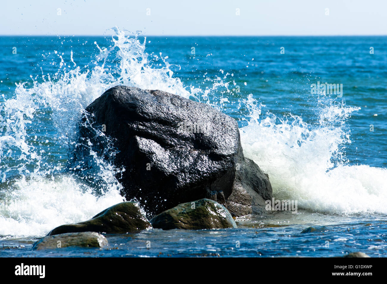 Wave Passing Between Two Rocks Rocks and waves Stock Photo - Alamy