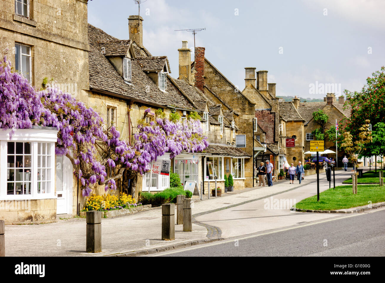 Broadway cotswolds antiques hi-res stock photography and images - Alamy