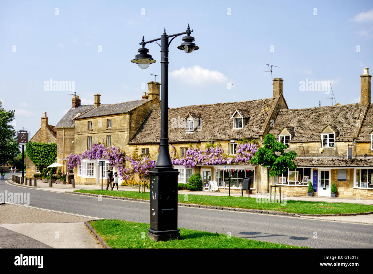 Broadway high street hi-res stock photography and images - Alamy