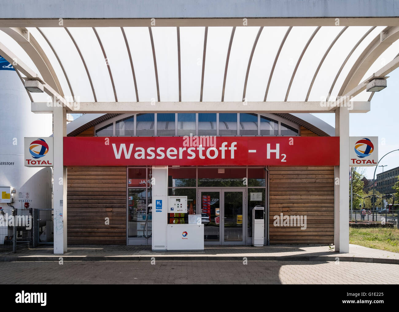 Wasserstoff Hydrogen fuel filling station by Total in Berlin Germany Stock Photo