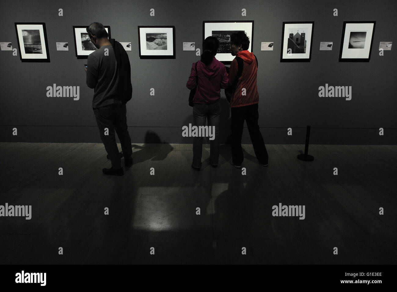 Beijing, China. 13th May, 2016. Visitors look at photo works during the Photography Exhibition of Richard Yee in Beijing, capital of China, May 13, 2016. A total of 155 photo works were presented in the exhibition which will last till May 25. © Lu Peng/Xinhua/Alamy Live News Stock Photo