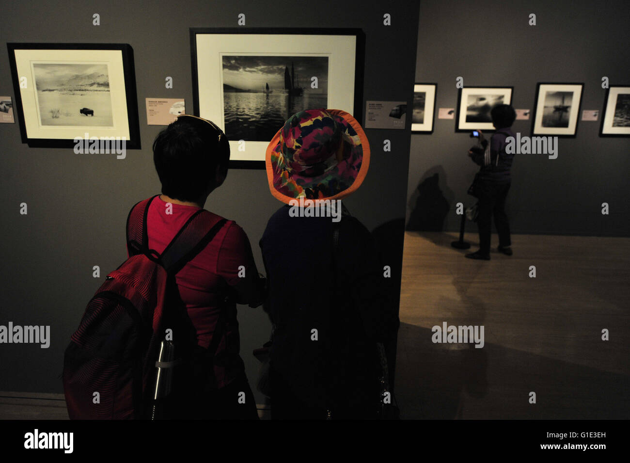 Beijing, China. 13th May, 2016. Visitors look at photo works during the Photography Exhibition of Richard Yee in Beijing, capital of China, May 13, 2016. A total of 155 photo works were presented in the exhibition which will last till May 25. © Lu Peng/Xinhua/Alamy Live News Stock Photo