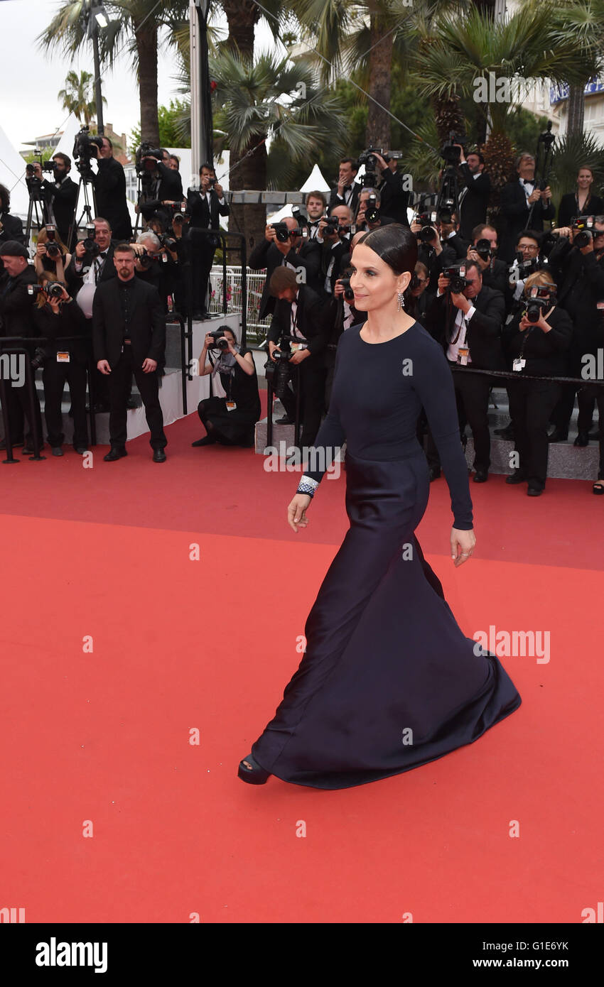 Cannes, France. 13th May, 2016. French actress Juliette Binoche arrive for the screening of 'Ma Loute' (Slack Bay) at the 69th annual Cannes Film Festival, in Cannes, France, 13 May 2016. Photo: Felix Hoerhager/dpa/Alamy Live News Stock Photo