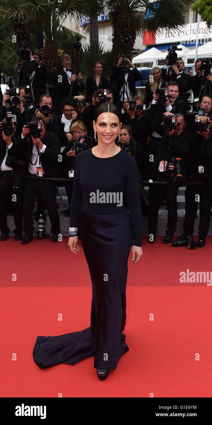 Cannes, France. 13th May, 2016. French actress Juliette Binoche arrive for the screening of 'Ma Loute' (Slack Bay) at the 69th annual Cannes Film Festival, in Cannes, France, 13 May 2016. Photo: Felix Hoerhager/dpa/Alamy Live News Stock Photo