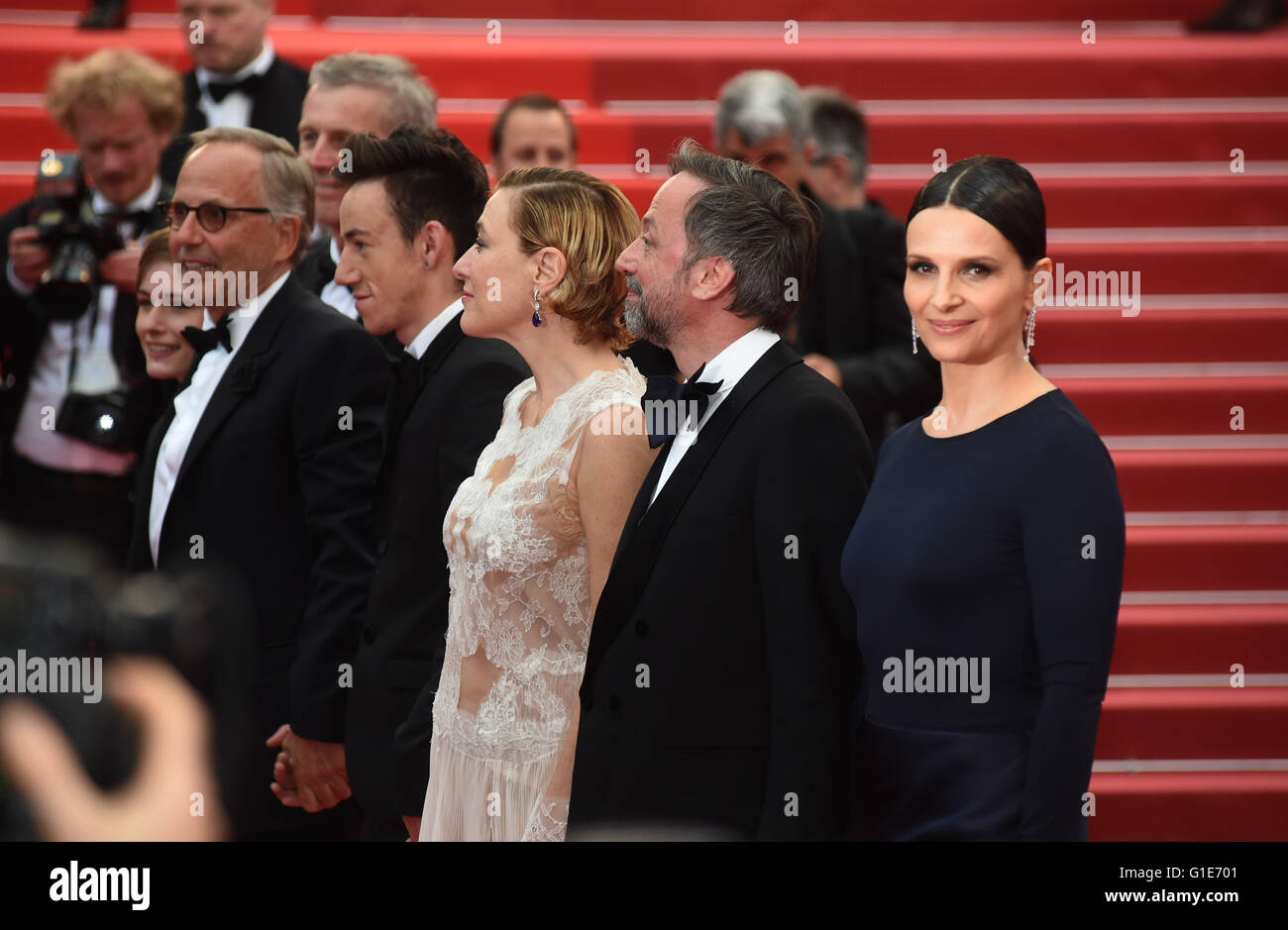 Cannes, France. 13th May, 2016. French actress Juliette Binoche (r) arrive for the screening of 'Ma Loute' (Slack Bay) at the 69th annual Cannes Film Festival, in Cannes, France, 13 May 2016. Photo: Felix Hoerhager/dpa/Alamy Live News Stock Photo