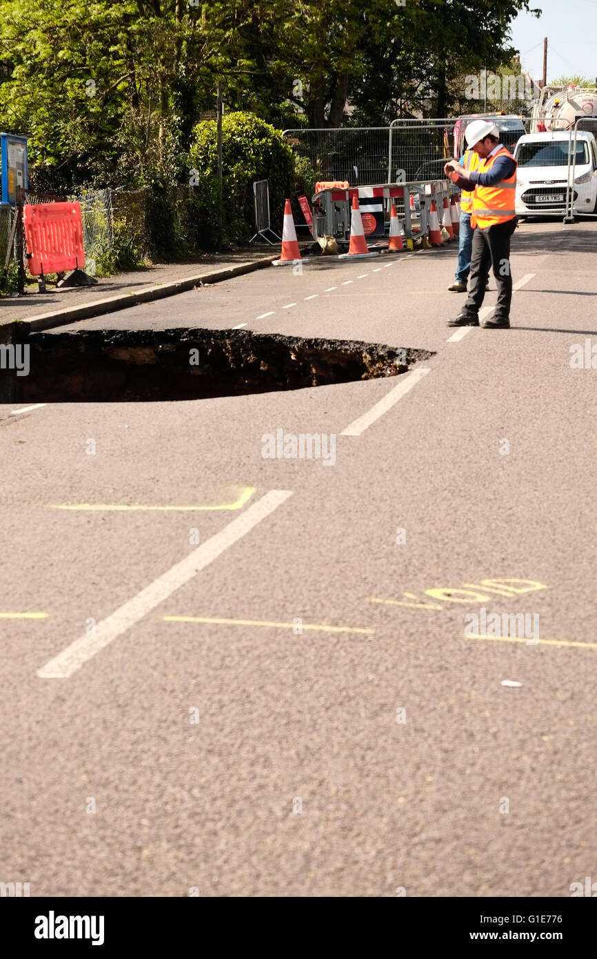 London, UK. 13th May, 2016. Workmen assess large sinkhole in Woodland Terrace, Charlton  Credit:  claire doherty/Alamy Live News Stock Photo
