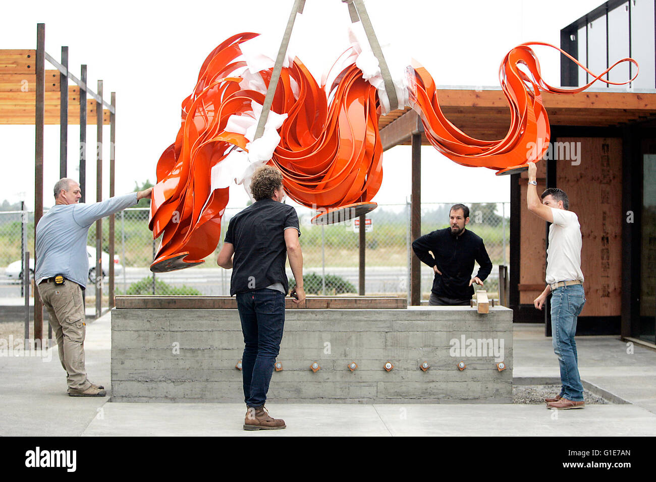 Napa, CA, USA. 11th May, 2016. Phoenix-based artist Pete Deise, second from left, watches as his sculpture is moved into position at the South Napa Century Center on Wednesday morning. © Napa Valley Register/ZUMA Wire/Alamy Live News Stock Photo