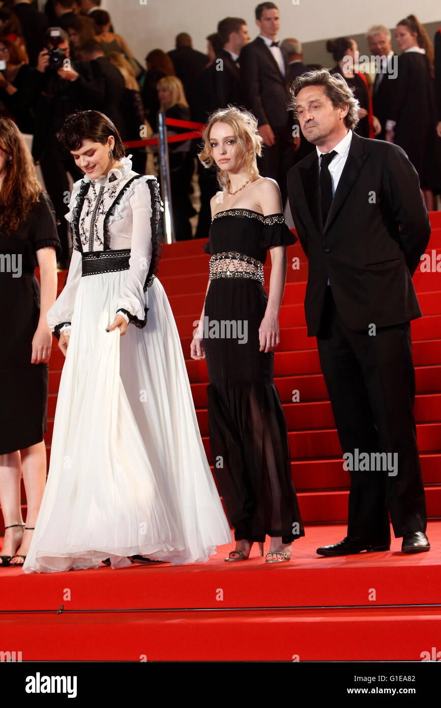 Cannes, France. 13th May, 2016. Actresses Lily-Rose Depp (l), Soko and guest attend the premiere of 'The Dancer' during the 69th Annual Cannes Film Festival at Palais des Festivals in Cannes, France, on 13 May 2016. Photo: Hubert Boesl Credit:  dpa picture alliance/Alamy Live News Stock Photo
