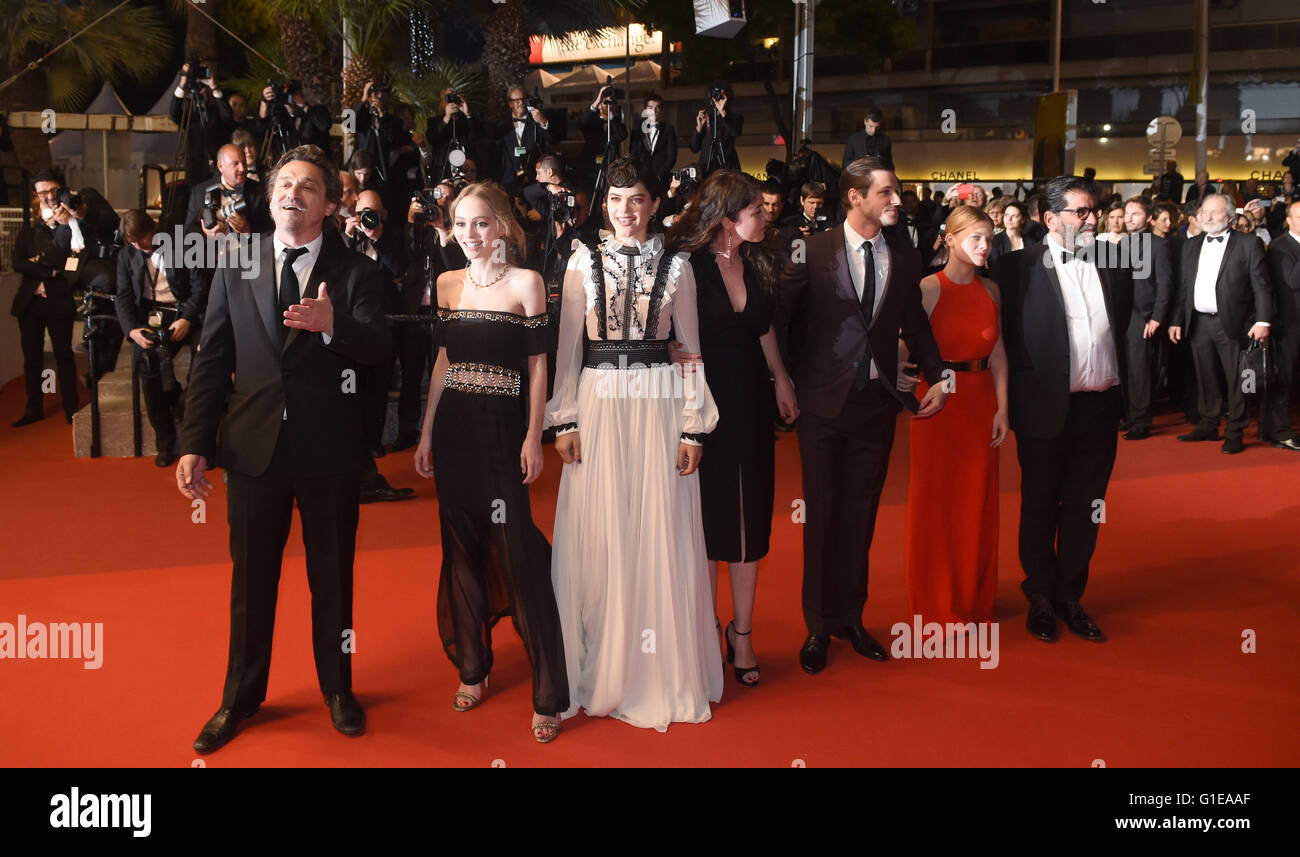 Cannes, France. 13th May, 2016. (L-R) French actor Louis-Do de Lencquesaing, French US actress Lily-Rose Depp, French actress Soko, French director Stephanie Di Giusto, French actor Gaspard Ulliel, French actress Melanie Thierry and French producer Alain Attal arrive for the screening of 'I, Daniel Blake during the 69th annual Cannes Film Festival, in Cannes, France, 13 May 2016. Photo: Felix Hoerhager/dpa/Alamy Live News Stock Photo