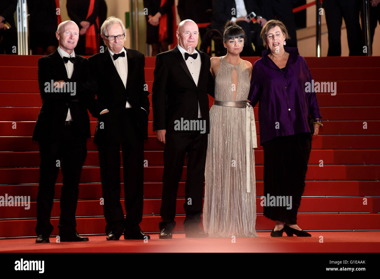 Cannes, France. 13th May, 2016. (L-R) British screenwriter Paul Laverty, British director Ken Loach, British actor Dave Johns, British actress Hayley Squires and British producer Rebecca O'Brien arrive for the screening of 'I, Daniel Blake' during the 69th annual Cannes Film Festival, in Cannes, France, 13 May 2016. Photo: Felix Hoerhager/dpa/Alamy Live News Stock Photo