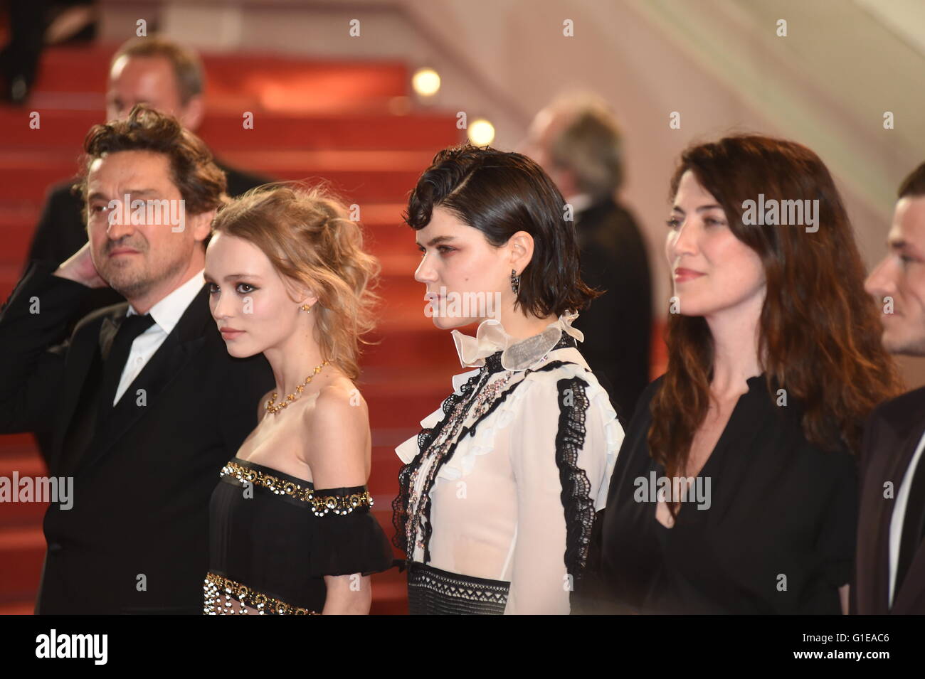 Cannes, France. 13th May, 2016. (L-R) French actor Louis-Do de Lencquesaing, French US actress Lily-Rose Depp, French actress Soko, French director Stephanie Di Giusto arrive for the screening of 'I, Daniel Blake during the 69th annual Cannes Film Festival, in Cannes, France, 13 May 2016. Photo: Felix Hoerhager/dpa/Alamy Live News Stock Photo