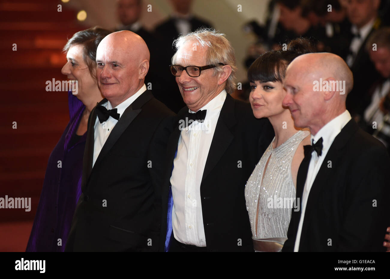 Cannes, France. 13th May, 2016. (L-R) British producer Rebecca O'Brien, British screenwriter Paul Laverty, British director Ken Loach British actress Hayley Squires and British actor Dave Johns arrive for the screening of 'I, Daniel Blake' during the 69th annual Cannes Film Festival, in Cannes, France, 13 May 2016. Photo: Felix Hoerhager/dpa/Alamy Live News Stock Photo