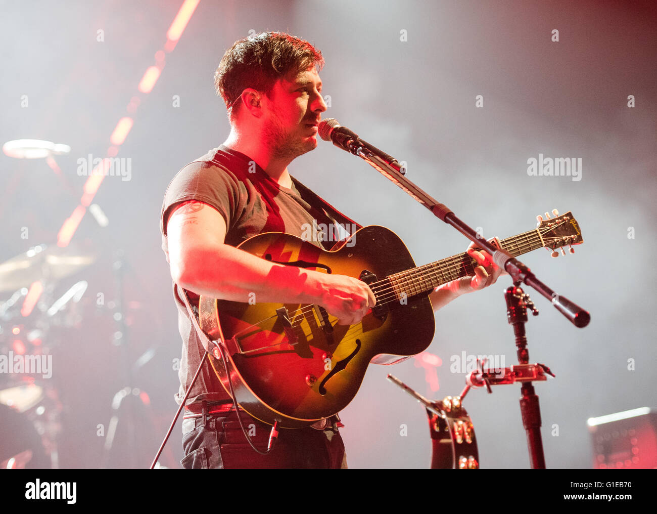 Hamburg, Germany. 13th May, 2016. The band Mumford & Sons performing at Barclaycard Arena in Hamburg, Germany, 13 May 2016. PHOTO: DANIEL BOCKWOLDT/dpa/Alamy Live News Stock Photo