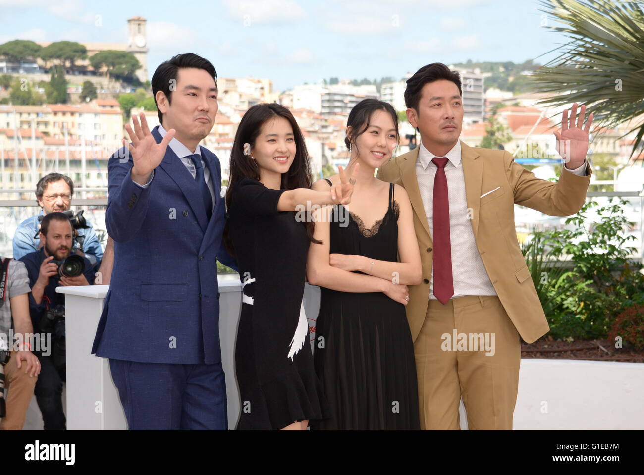 Cannes, France. 11th May, 2016. CANNES, FRANCE - MAY 14: (L-R) Actor Cho Jin-Woong, actress Kim Tae-Ri, diretor Park Chan-Wook, actress Kim Min-Hee and actor Ha Jung-Woo attend 'The Handmaiden (Mademoiselle)' photocall during the 69th annual Cannes Film Festival at the Palais des Festivals on May 14, 2016 in Cannes, France. © Frederick Injimbert/ZUMA Wire/Alamy Live News Stock Photo