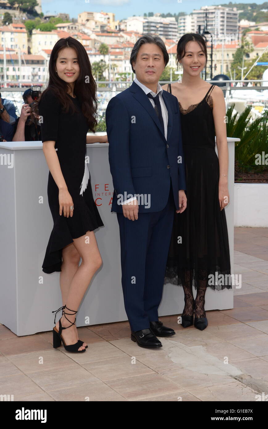 Cannes, France. 11th May, 2016. CANNES, FRANCE - MAY 14: Actress Kim Tae-Ri, diretor Park Chan-Wook and actress Kim Min-Hee attend the 'Mademoiselle (Agassi, The Handmaiden)' - Photocall at the annual 69th Cannes Film Festival at Palais des Festivals on May 14, 2016 in Cannes, France. © Frederick Injimbert/ZUMA Wire/Alamy Live News Stock Photo