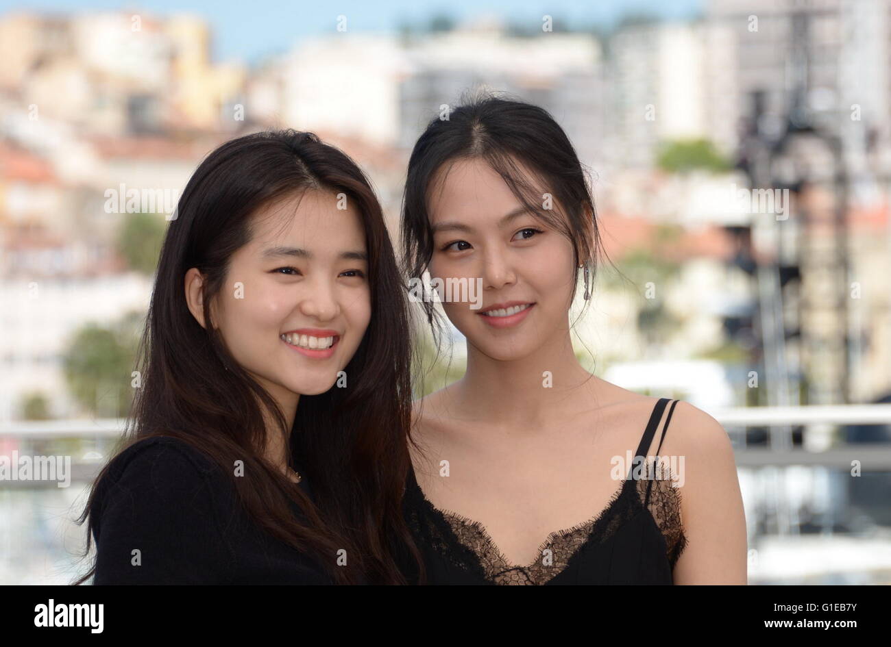 Cannes, France. 11th May, 2016. CANNES, FRANCE - MAY 14: Kim Tae-Ri, Kim Min-Hee attend the 'Mademoiselle (Agassi, The Handmaiden)' - Photocall at the annual 69th Cannes Film Festival at Palais des Festivals on May 14, 2016 in Cannes, France. © Frederick Injimbert/ZUMA Wire/Alamy Live News Stock Photo