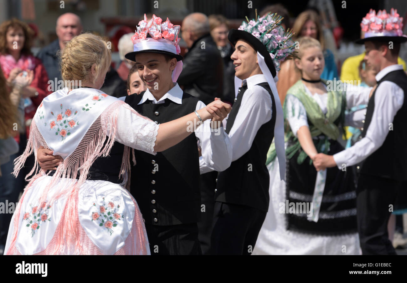 Ulm, Germany. 14th May, 2016. Banater Swabians dancing in their typical costumes in the inner city of Ulm, Germany, 14 May 2016. The ethnic group presents its customs and traditions before the celebrations on White Sunday. PHOTO: STEFAN PUCHNER/dpa/Alamy Live News Stock Photo