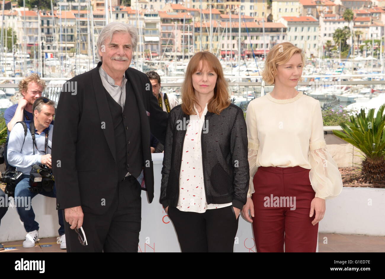Cannes, France. 11th May, 2016. CANNES, FRANCE - MAY 14: (L-R) Actor Peter Simonischek, director Maren Ade and actress Sandra Hueller attend the 'Toni Erdmann' photocall during the 69th annual Cannes Film Festival at the Palais des Festivals on May 14, 2016 in Cannes, France. © Frederick Injimbert/ZUMA Wire/Alamy Live News Stock Photo