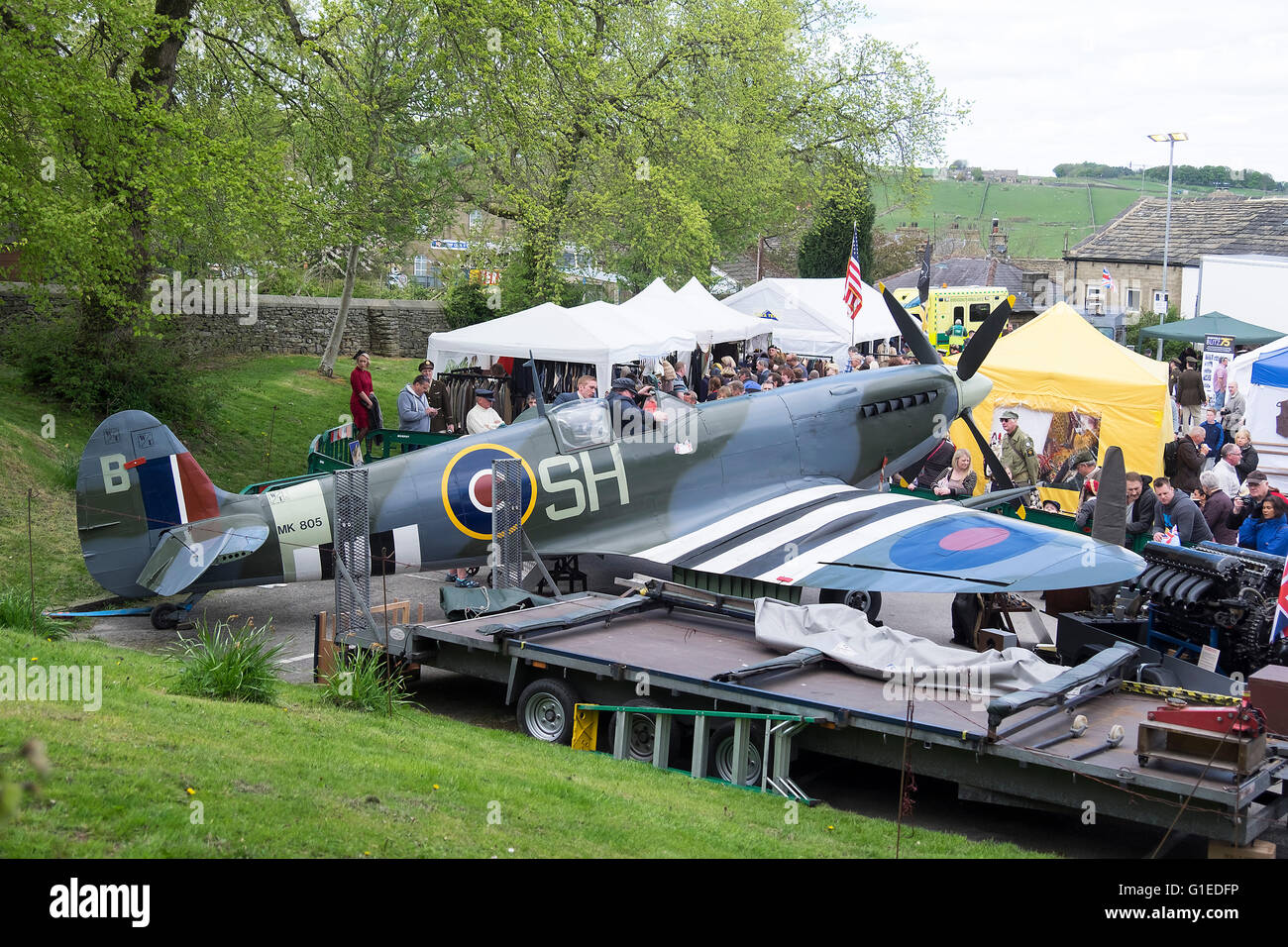 Haworth, Yorkshire, UK. 14th May, 2016. The village of haworth, west yorkshire, is transformed for the annual 1940’s weekend. Mk805 Spitfire wows the crows as part of the weekends program, Credit:  Light-Phase Photography/Alamy Live News Stock Photo
