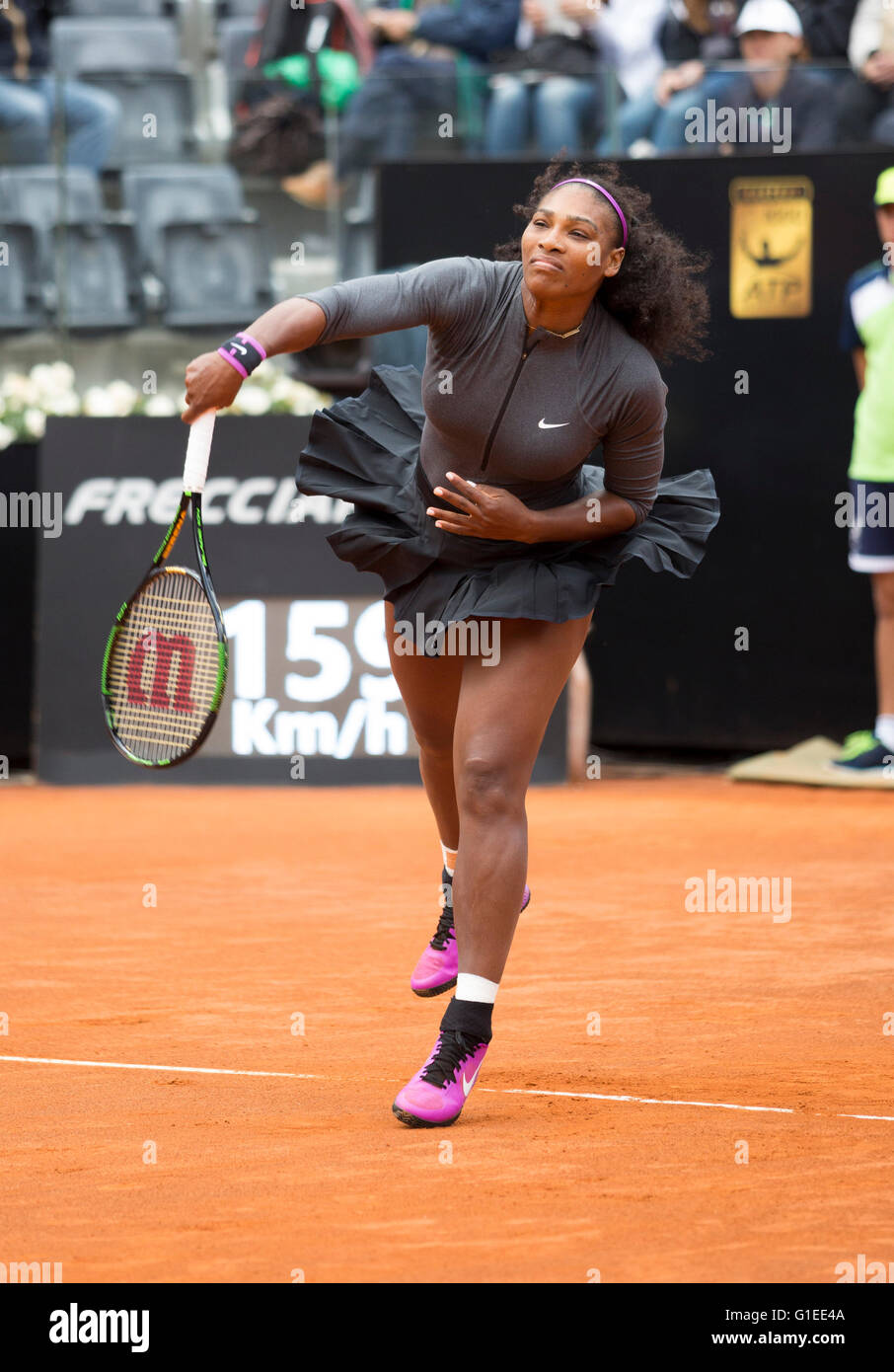 Rome, Italy. 14th May, 2016. Serena Williams serves the first ball in the semi final match at the Rome Tennis Internationals, Stock Photo