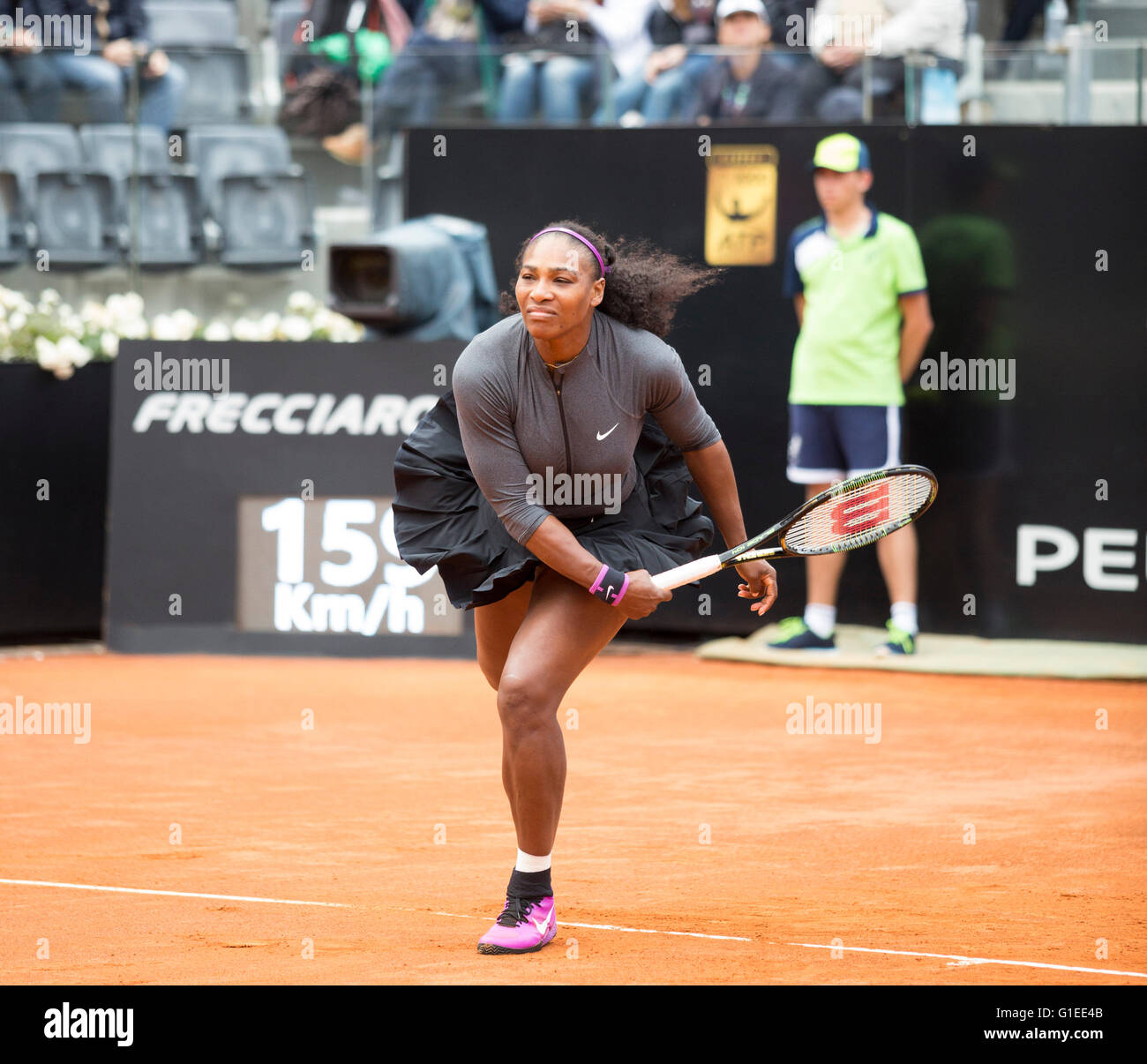 Rome, Italy. 14th May, 2016. Serena Williams serves the first ball in the semi final match at the Rome Tennis Internationals, Stock Photo