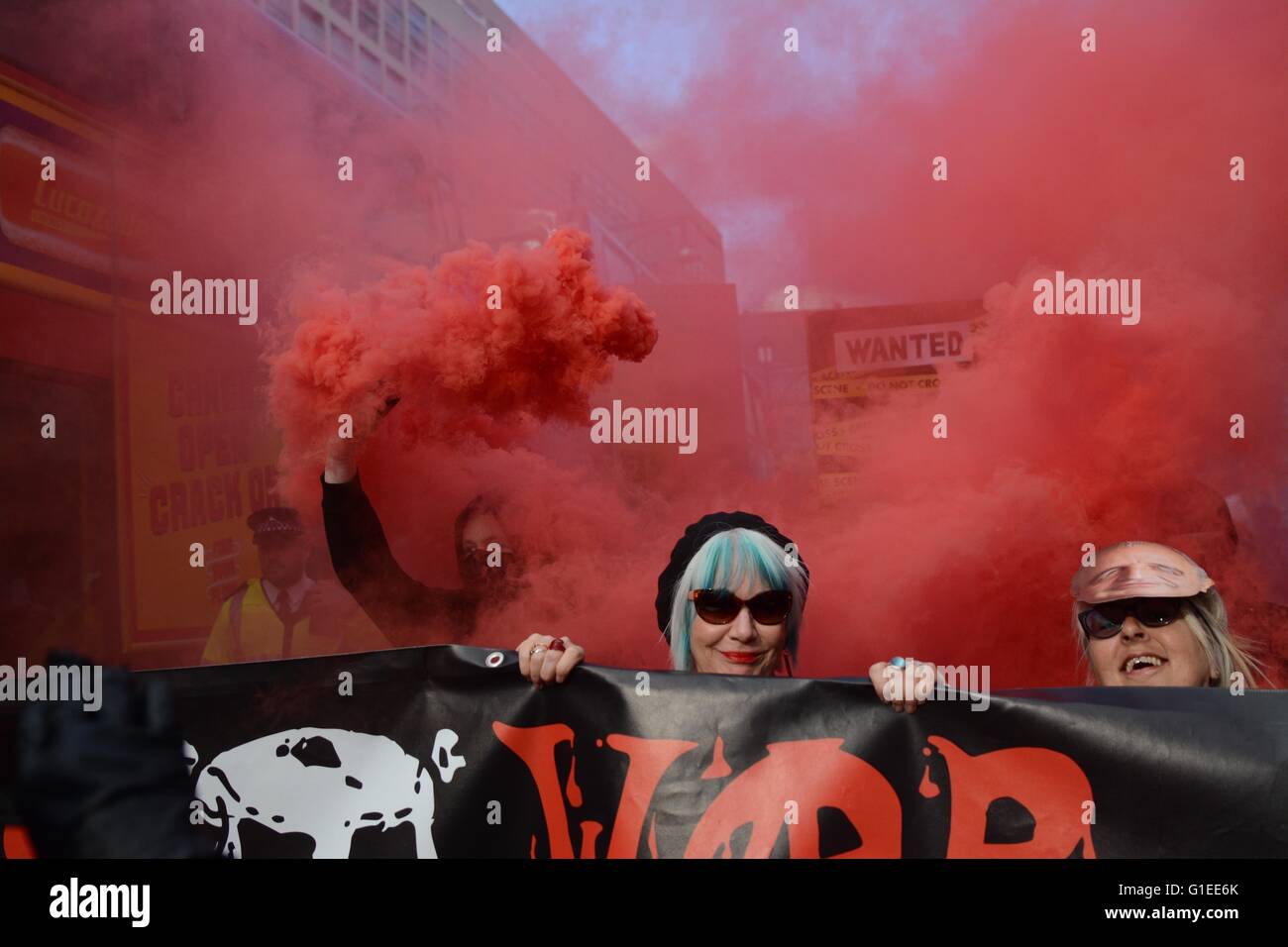 London, UK. 14th May 2016. Classwar protesters march down Oxford Street as smoke grenades are let off. Credit: Marc Ward/Alamy Live News Stock Photo