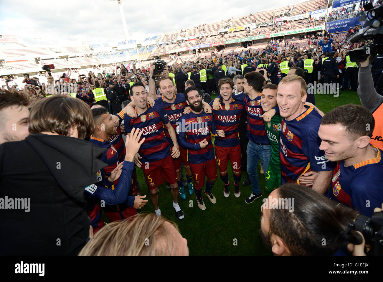 Granada, Spain. 14th May, 2016. Celebration of the players of Barcelona to win the league. Match between Granada CF against FC Barcelona, week 38 of La Liga. Credit:  Jose Breton/Pacific Press/Alamy Live News Stock Photo
