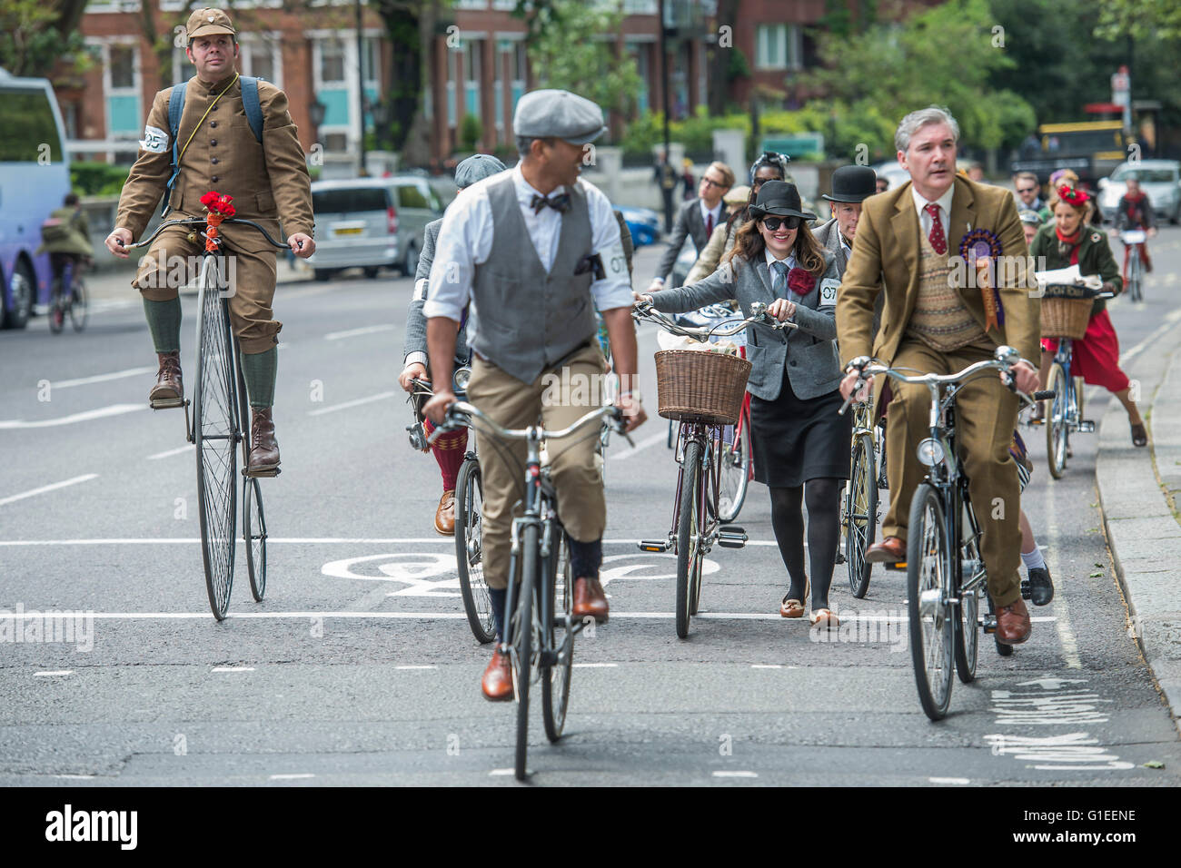 London, UK. 14th May, 2016. Arriving for the lunch break at Hyde Park - The Tweed Run, a very British public bicycle ride through London’s streets, with a prerequisite that participants are dressed in their best tweed cycling attire. Now in it's 8th year the ride follows a circular route from Clerkenwell via the Albert Memorial, Buckinham Palace and Westminster. Credit:  Guy Bell/Alamy Live News Stock Photo