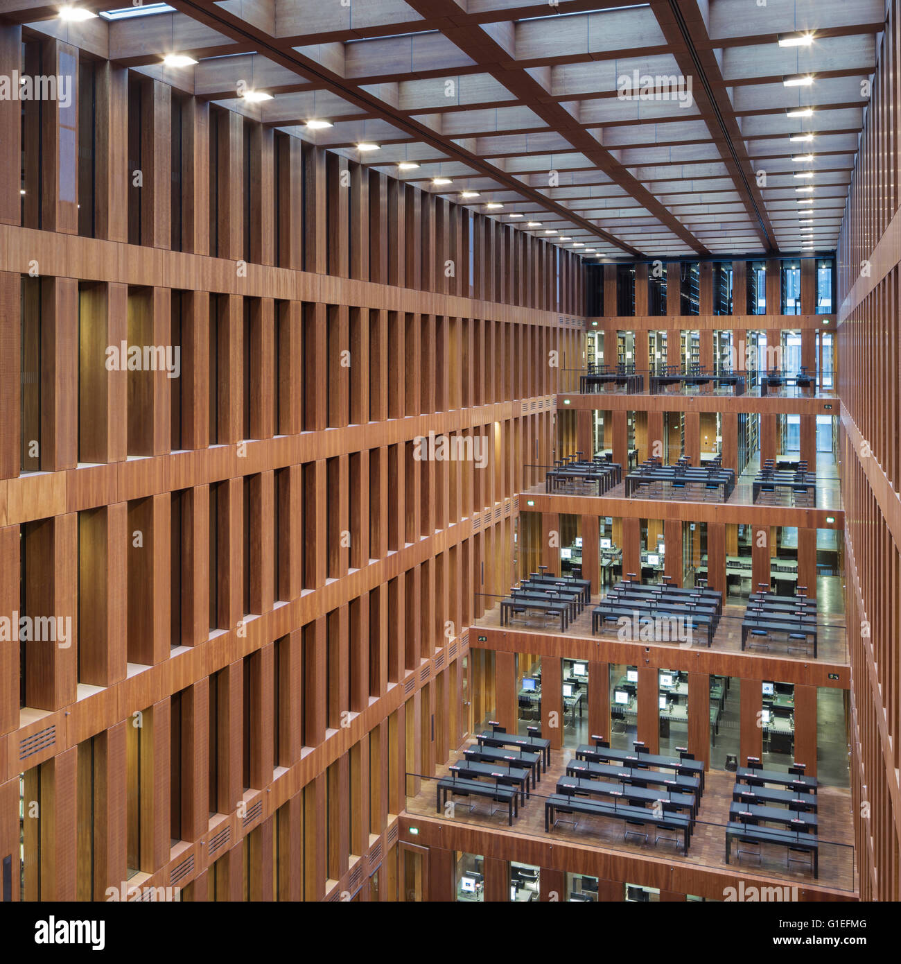 Jacob-und-Wilhelm-Grimm-Zentrum, Berlin, Germany. Open plan library with  rows of contemporary style tables and chairs Stock Photo - Alamy