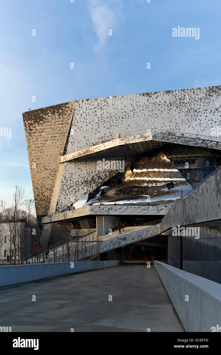 Philharmonie de Paris: South elevation and staircase. Exterior view of the modern building. Stock Photo