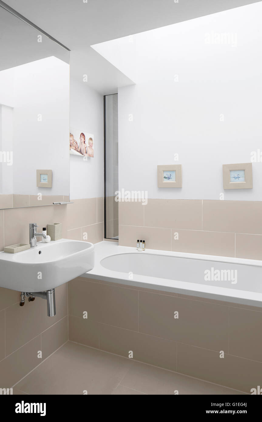 Modern Family home, Shepherds Bush, London. Bathroom with modern features and neutral tones. Stock Photo