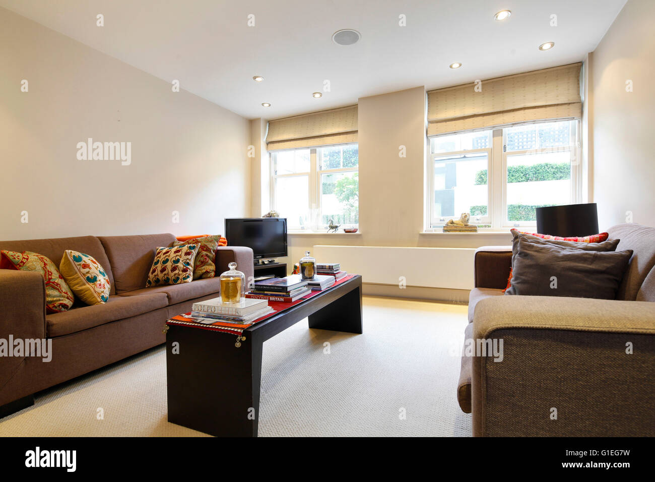 Bedford Gardens, Kensington. Spacious living room with traditional furniture and features. Stock Photo