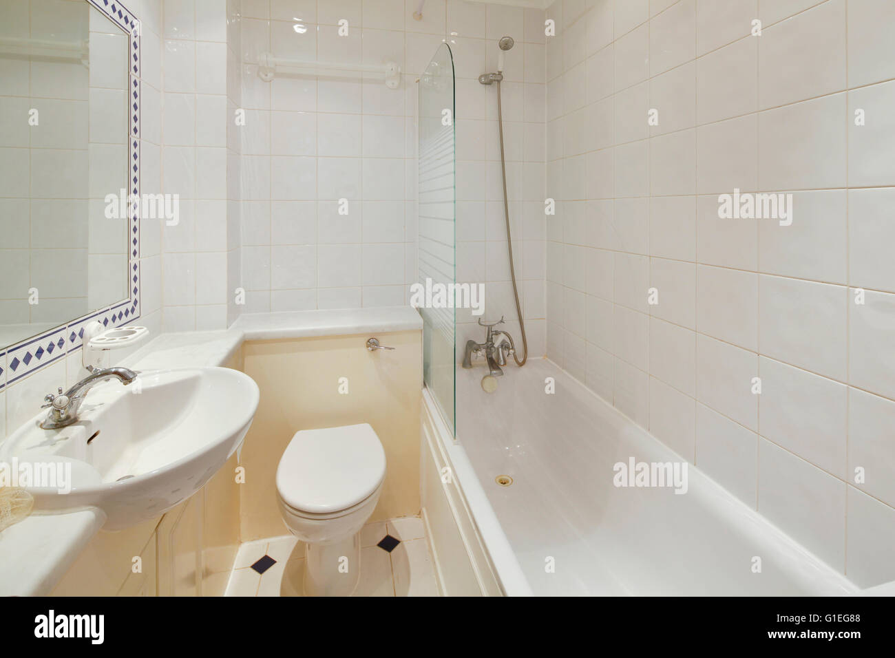 Belsize Lane, Hampstead. Bathroom with white tiling and neutral colours. Stock Photo