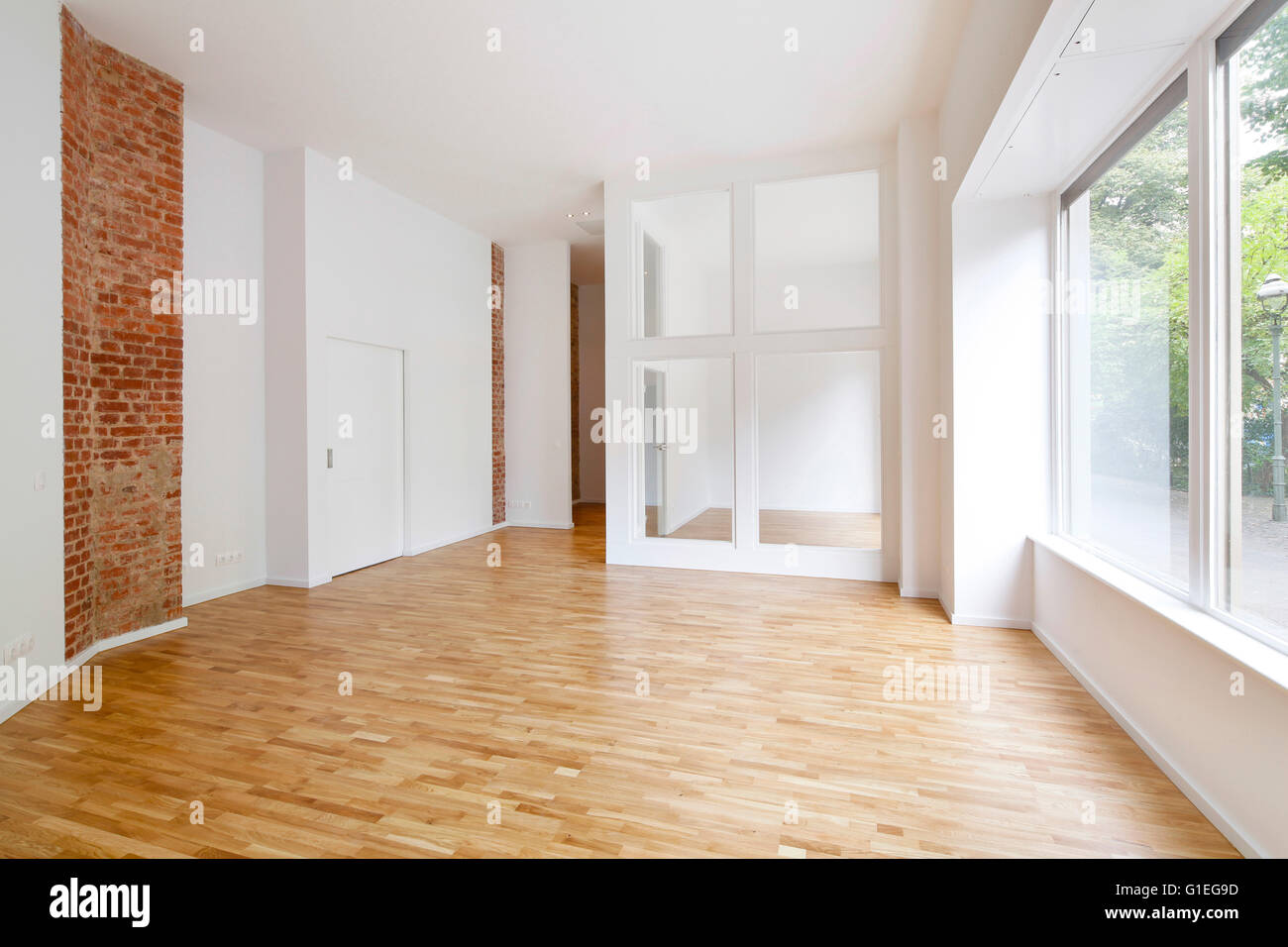 Buro, 53 Reichenberger Strasse. Spacious room with modern layout and exposed brick wall. Large windows and glass partition. Stock Photo