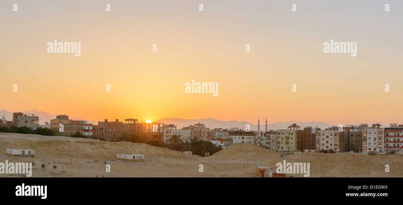 City in the desert hi-res stock photography and images - Alamy