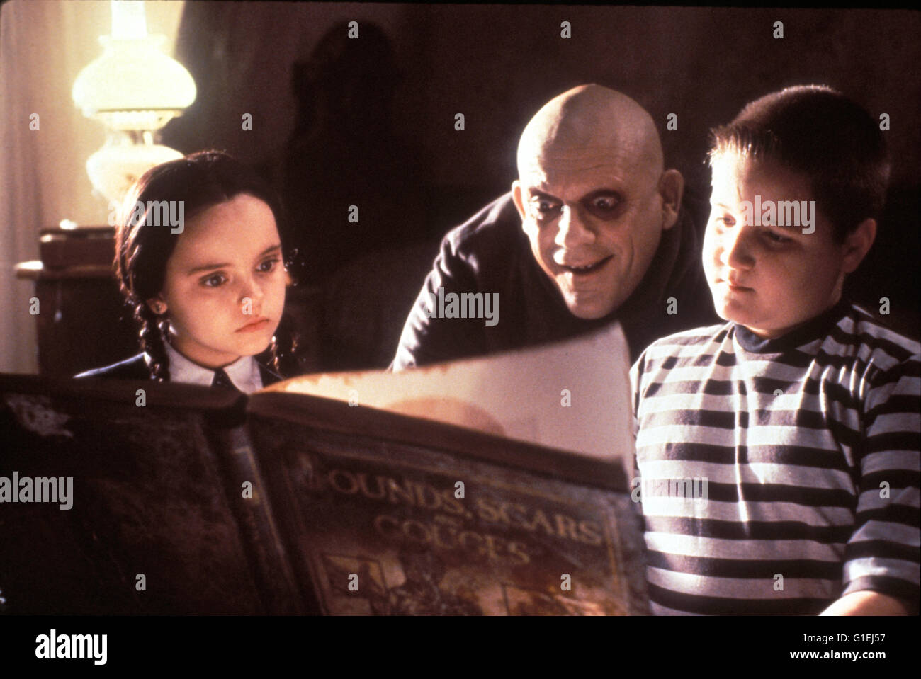 Addams Family The Christina Ricci Christopher Lloyd Jimmy Workman Stock Photo Alamy