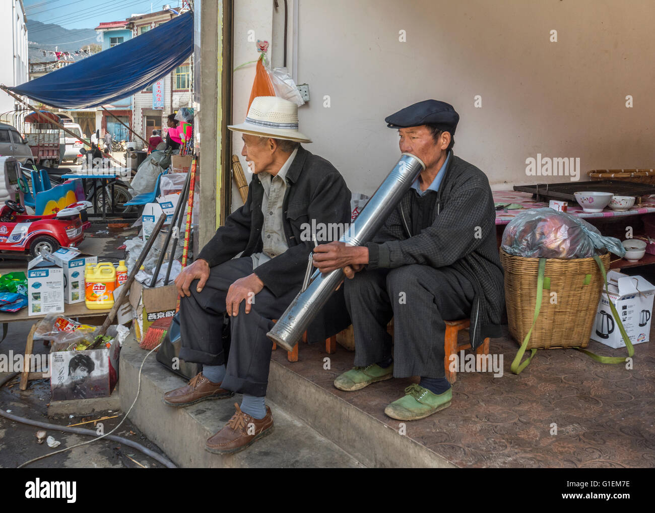 Taking a bong break, Shengcun Market, Yunnan Province, China Stock Photo