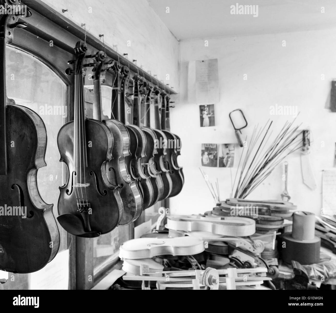 Violin workshop, at The Jinney Ring Hanbury. Droitwich, Worcestershire. Hand made violins and Viola's in various stages. I deal Stock Photo