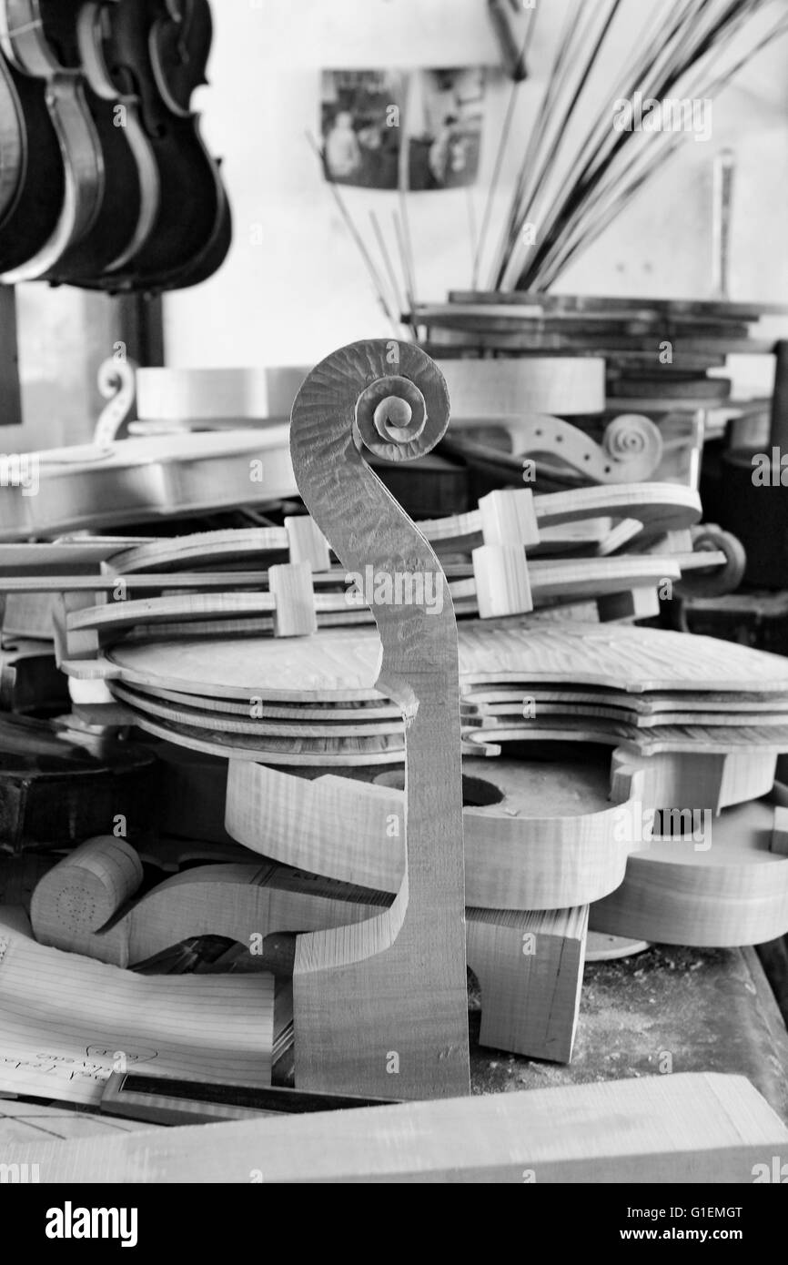 Violin workshop, at The Jinney Ring Hanbury. Droitwich, Worcestershire. Hand made violins and Viola's in various stages. I deal Stock Photo