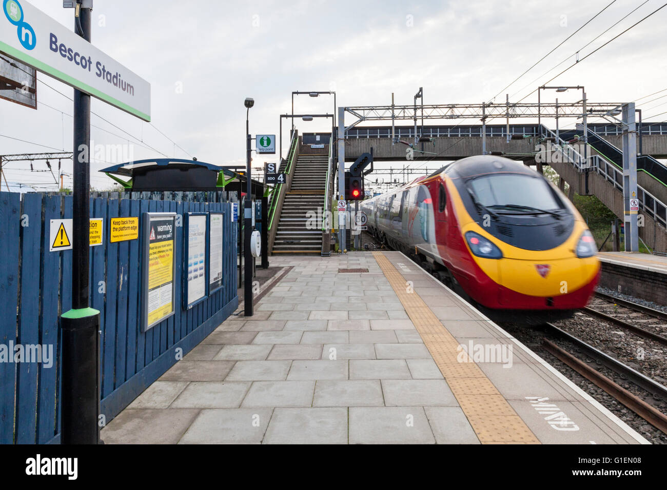 Train passing through Bescot Stadium Railway Station, Walsall, West Midlands, England, UK Stock Photo