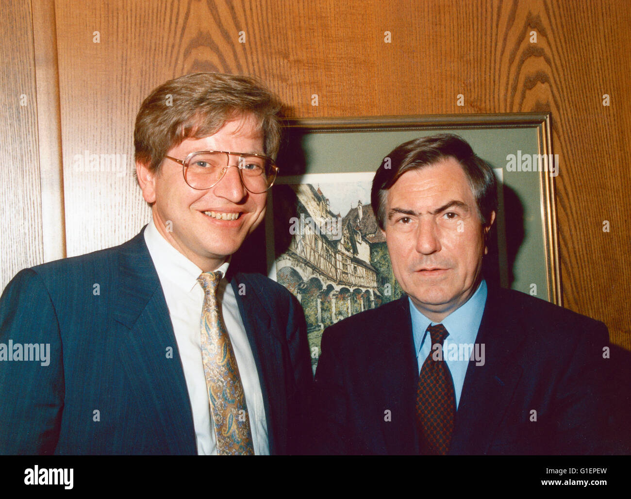 Der deutsche CSU Politiker Thomas Goppel (links) mit Jürgen Wohlrabe beim Deutschen Videokongress 1989, 1980er Jahre. German politician Thomas Goppel (CSU, left) and Juegren Wohlrabe; Germany 1980s. Stock Photo