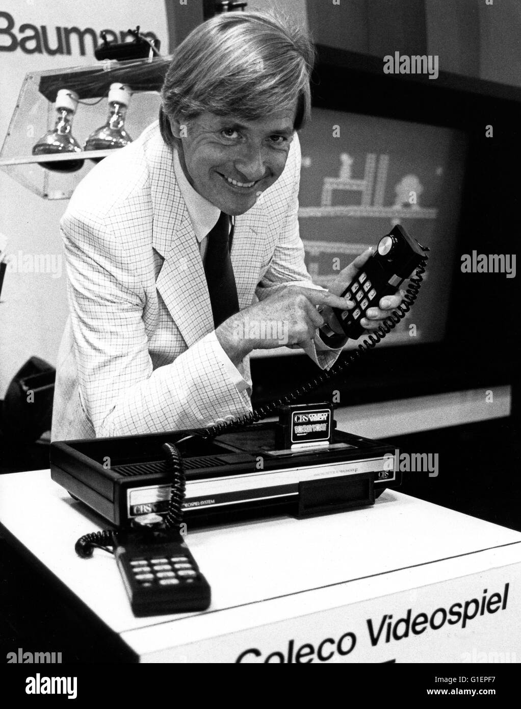 Der Schweizer Journalist Guido Baumann auf einer Videospielmesse, Deutschland 1980er Jahre. Swiss journalist Guido Baumann, Germany 1980s. Stock Photo