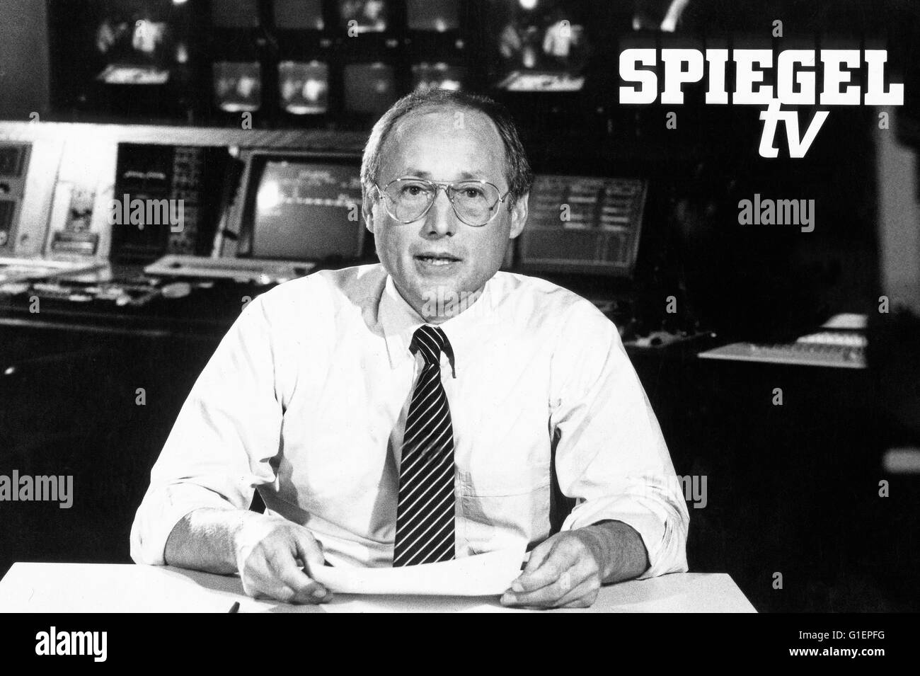 Der deutsche Journalist Stefan Aust als Moderator von "Spiegel TV",  Deutschand 1980er Jahre. German journalist Stefan Aust, Germany 1980s Stock  Photo - Alamy