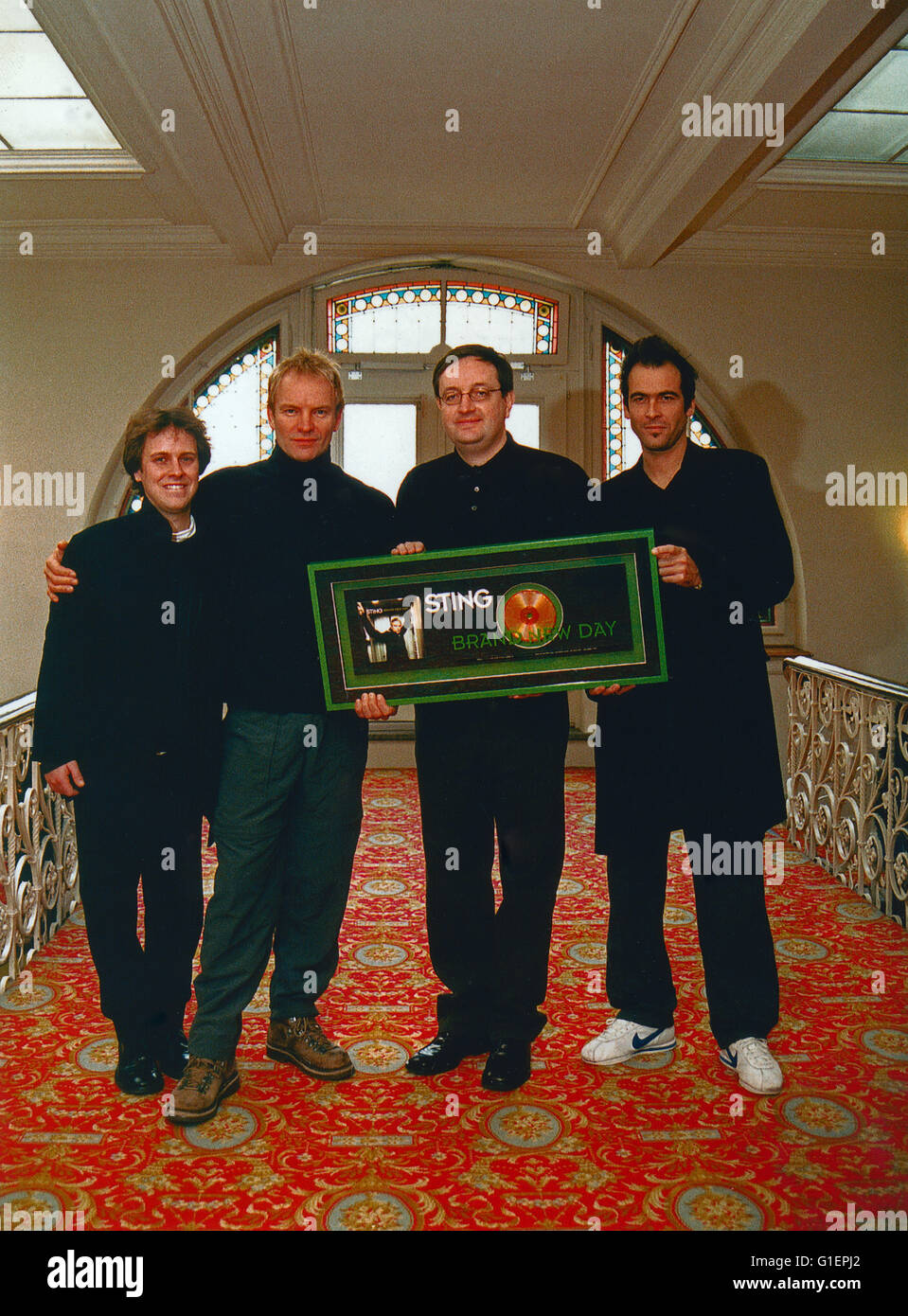 (V. l.) Michael Schuler, der britische Musiker, Sänger und Schauspieler Sting, Vico Antippas und Ivo Sacchi bei der Verleihung der goldenen Schallplatte an Sting für sein Album 'Brand New Day', 1990er Jahre. (L to r), Michael Schuler, British musician, singer and actor Sting, Vico Antippas and Ivo Sacchi get the golden CD for Sting's album 'Brand New Day', 1990s. Stock Photo