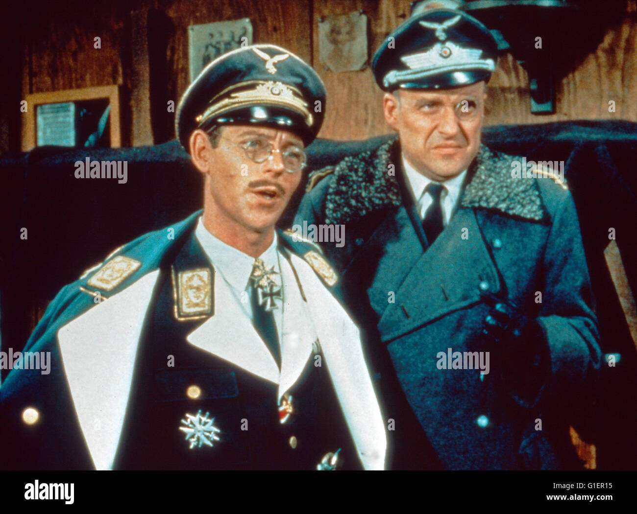 Hogan's Heroes, aka: Ein Käfig voller Helden, aka: Stacheldraht und  Fersengeld, Fernsehserie, USA 1965 - 1971, Szenenfoto, Darsteller: Larry  Hovis (links), Werner Klemperer Stock Photo - Alamy