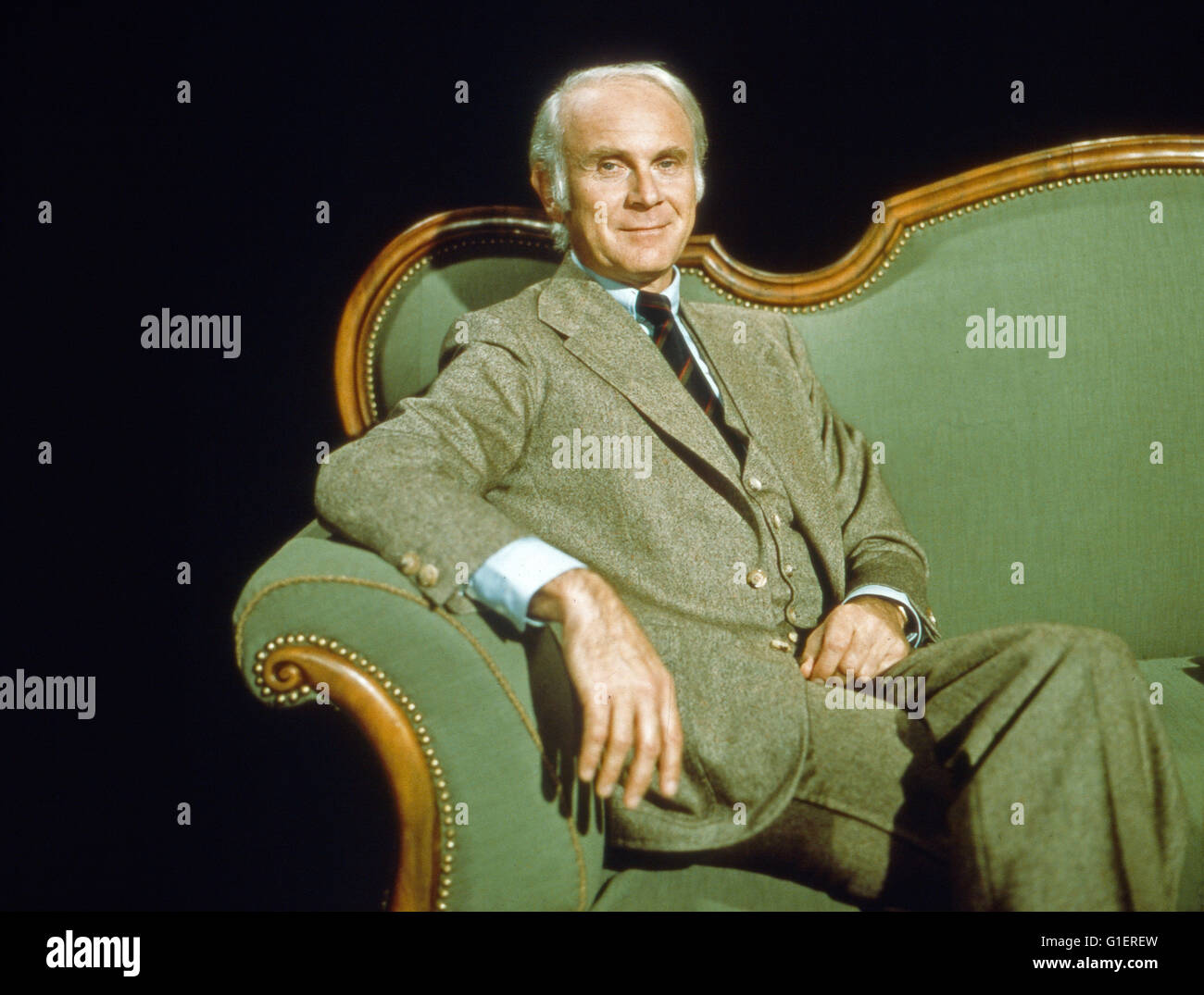 Der deutsche Humorist Vicco von Bülow, aka Loriot auf seiner grünen