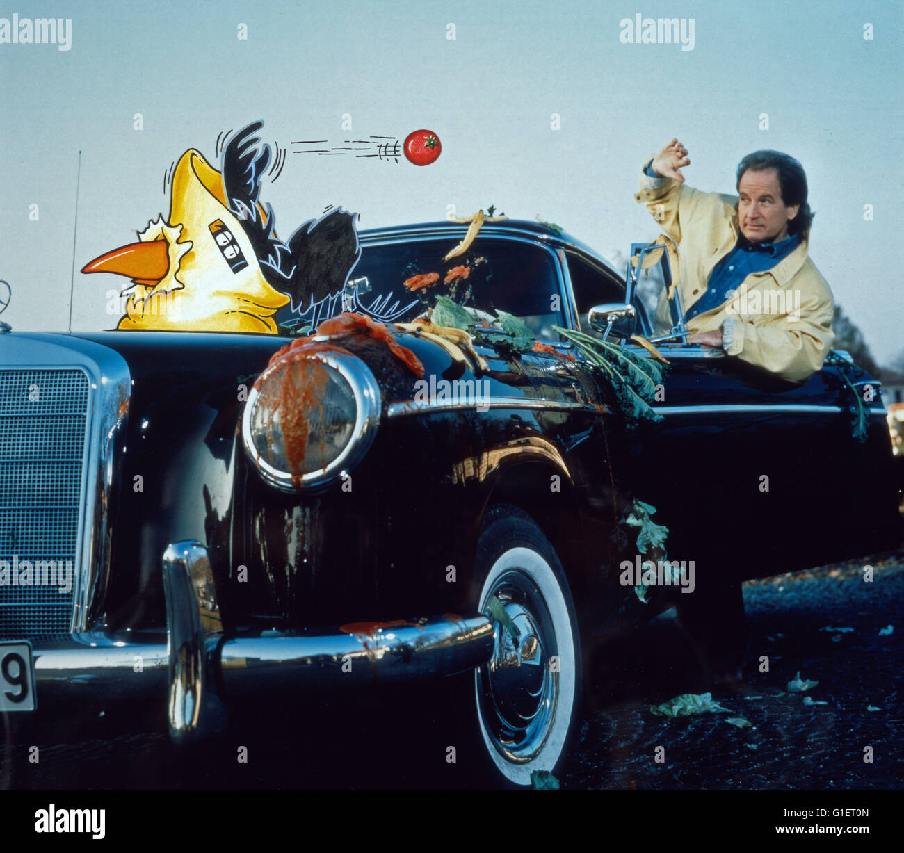 Der österreichische Fernsehmoderator Max Schautzer und der Rabe Moritz der Show "Pleiten, Pech und Pannen", Deutschland 1980er Jahre. Austrian TV presenter Max Schautzer with Moritz the raven, Germany 1980s. Stock Photo